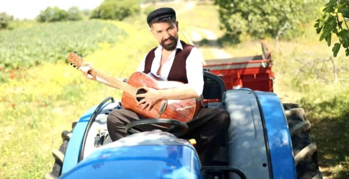 Mehmet Çevik’in Yeni Hiti: Lingo Lingo Şişeler!