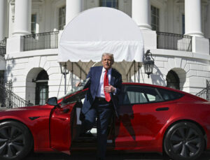 Trump, Musk’ı desteklemek için aldığı kırmızı Tesla’yı satıyor