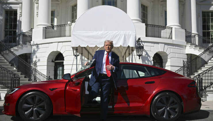 Trump, Musk’ı desteklemek için aldığı kırmızı Tesla’yı satıyor
