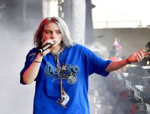 Yıldız şarkıcı dondurmayla yaladı hayranları eridi