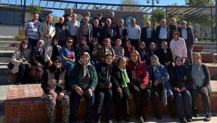 57 yıl sonra ilkokul öğretmenleriyle buluştular