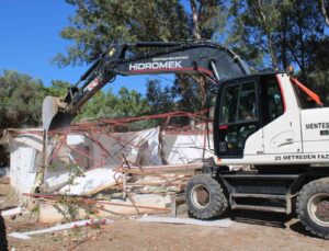 Akbük’te kaçak yapılara kepçe vuruldu