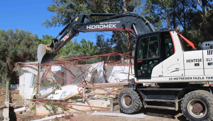 Akbük’te kaçak yapılara kepçe vuruldu