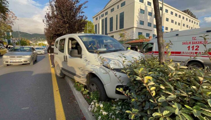 Araç refüje çıktı: 1 yaralı