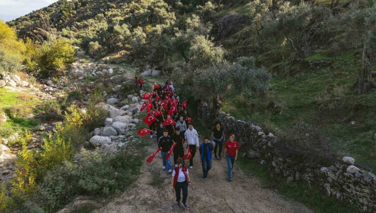 Aydın’da gençler ’Cumhuriyet’ için yürüdü