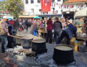 Binlerce kişi dumanı üstünde tarhana çorbasında buluştu
