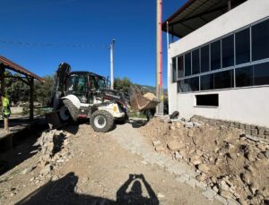 Buharkent’te yol genişletme çalışmaları sürüyor