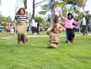 Çocuklar cumhuriyet etkinliğinde gönüllerince eğlendi