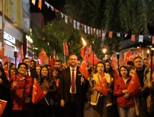 Cumhuriyetin 102. yaşı Çivril’de fener alayı ve konserle kutlandı