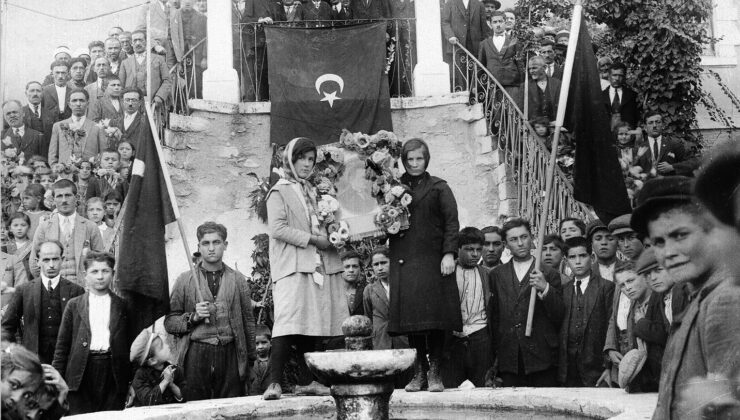 Demirci’de 97 yıl önceki cumhuriyet karesi yeniden canlandı