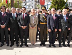 Denizli’de Cumhuriyetin 102. yıldönümü kutlamaları çelenk sunumuyla başladı