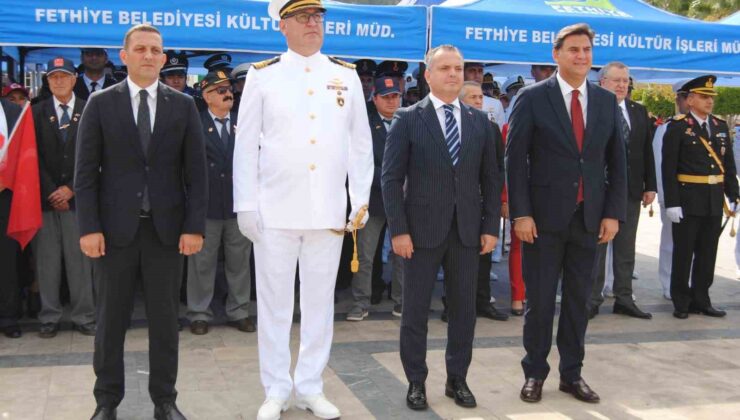 Fethiye’de 29 Ekim Cumhuriyet Bayramı çelenk sunma töreni ile başladı