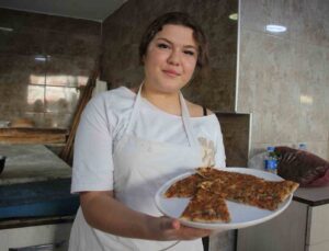 Fırının ateşiyle hayalini yoğuruyor