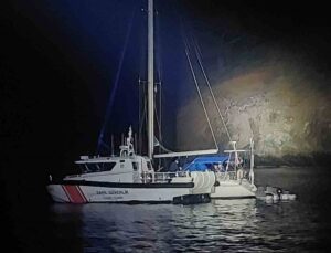 İtalya rotasındaki yelkenli teknede 4 göçmen kaçakçısı ve 35 düzensiz göçmen yakalandı