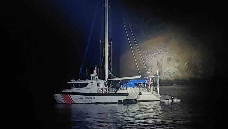 İtalya rotasındaki yelkenli teknede 4 göçmen kaçakçısı ve 35 düzensiz göçmen yakalandı
