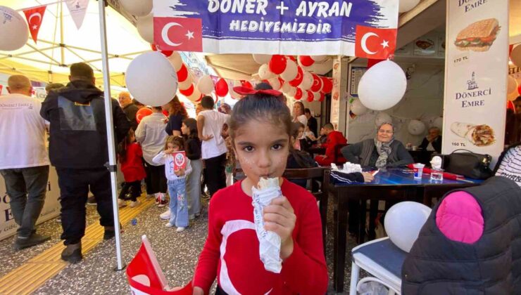 İzmirli dönerci geleneği sürdürdü, 29 Ekim’de çocuklara ücretsiz döner ikramı
