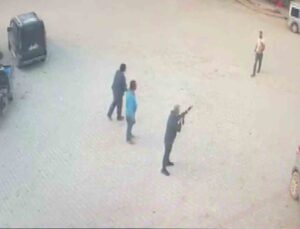 Kendisine silah doğrultan adamın üzerine yürüyüp bıçakla öldürdü