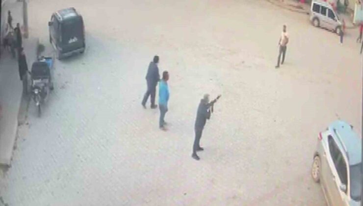 Kendisine silah doğrultan adamın üzerine yürüyüp bıçakla öldürdü