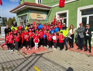 Kütahya’da jandarma ekipleri miniklerin Cumhuriyet Bayramını kutladı