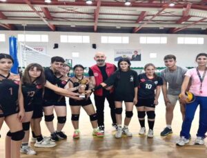 Liseli gençler şampiyonluk için ter döktü