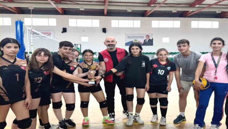 Liseli gençler şampiyonluk için ter döktü