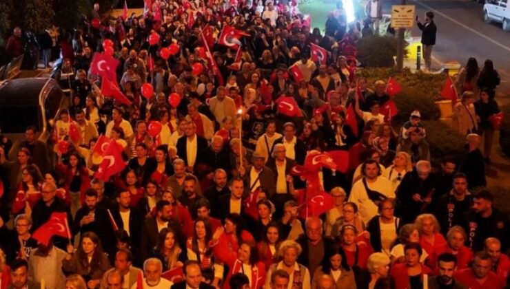 Efeler’de 29 Ekim Coşkusu: 20 Bin Kişi  Cumhuriyet  İçin Yürüdü