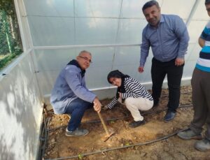 Özel öğrenciler fideleri toprakla buluşturdu