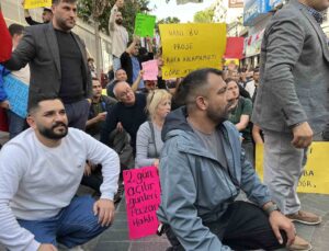 Pazarcı esnafından Karşıyaka’da oturma eylemi