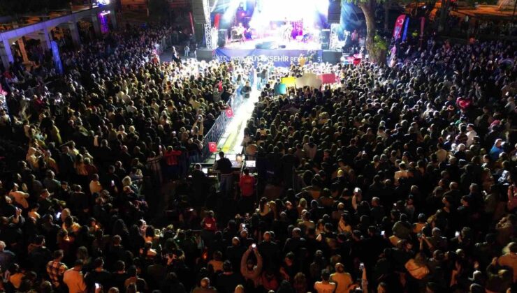Söke’de Cumhuriyet coşkusu Kıraç konseriyle zirveye çıktı