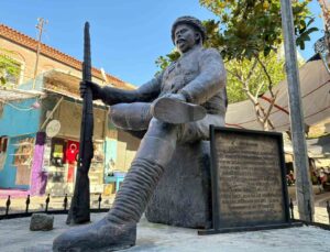 Yunanlıları kendi silahlarıyla vuran İsmail Efe’nin heykelindeki kama çalındı