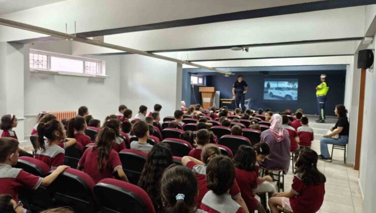 Buharkent’te Jandarma, minik öğrencilere görevlerini anlattı