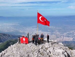 Görme engelliler Spil Dağı zirvesinde bayrak değiştirdi