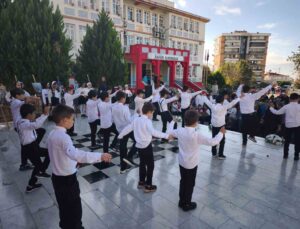 Nazilli’de öğretmenlerden zeybekli Kutlama