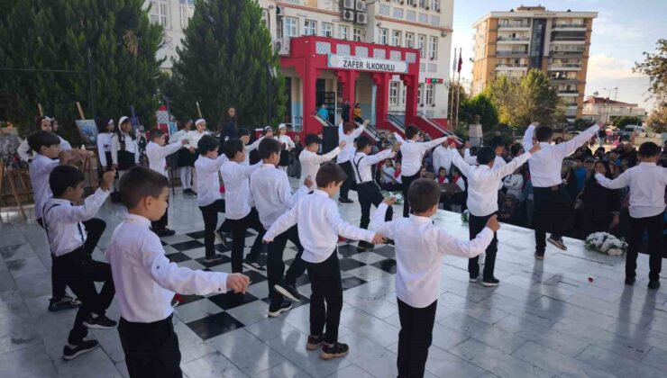 Nazilli’de öğretmenlerden zeybekli Kutlama