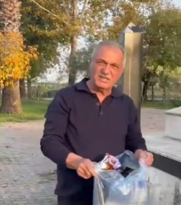 Şehitliğe saygısızlık yapanlara tepki gösterdi, çöpleri tek tek topladı