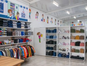 Ada Kıyafet Evi Kuşadası’nda dayanışmanın örneği oluyor