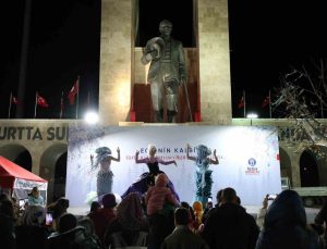 Didim Cumhuriyet Kent Meydanı’nda yılbaşı coşkusu her akşam devam ediyor