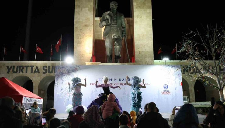 Didim Cumhuriyet Kent Meydanı’nda yılbaşı coşkusu her akşam devam ediyor