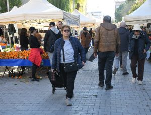 Kuşadası’nda Yerel Üretici Sergisi’nın tezgahları kışa özgü sebze ve meyvelerle doldu