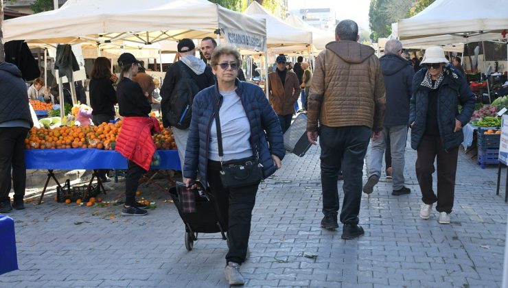 Kuşadası’nda Yerel Üretici Sergisi’nın tezgahları kışa özgü sebze ve meyvelerle doldu