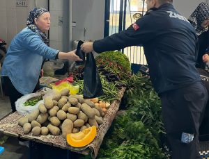 Zabıta ekiplerinden pazarcı esnafına çöp poşeti desteği