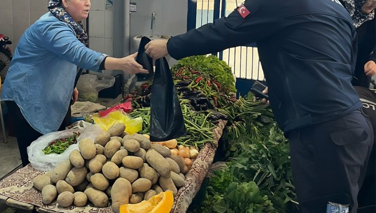 Zabıta ekiplerinden pazarcı esnafına çöp poşeti desteği