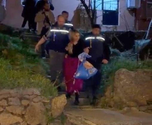 233 suç kaydı bulunan ve 216 yıl hapis cezasıyla aranan kadın yakalandı