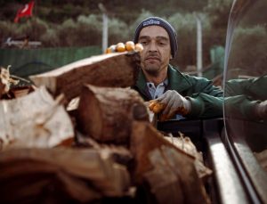 Kuşadası’nda ağaç atıkları ihtiyaç sahipleri için yakacağa dönüşüyor