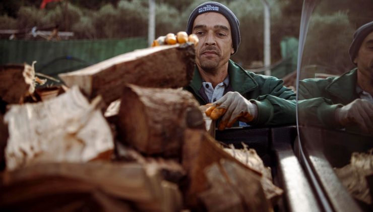 Kuşadası’nda ağaç atıkları ihtiyaç sahipleri için yakacağa dönüşüyor