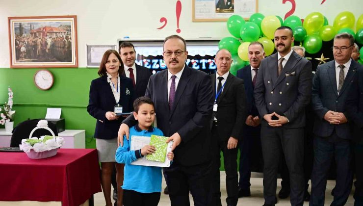 Öğrencilerin karnelerini Vali Canbolat verdi