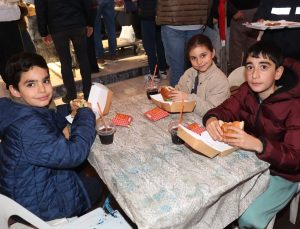 Başkan Arıcı’dan çocuklara iftar sürprizi