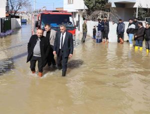 Başkan Şimşek çizmeleri giydi, su baskınının yaşandığı sokakta inceleme yaptı