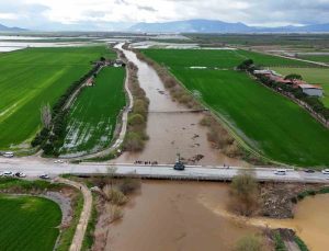 Büyük Menderes nehri, köprü seviyesine yükseldi