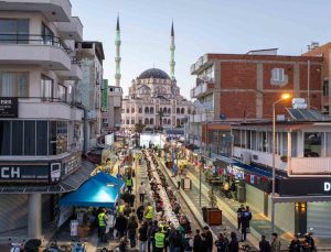 Didim’de vatandaşlar, Didim Belediyesi’nin iftar sofralarında bir araya geldi